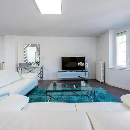 Mana: Chic Downtown With Private Fitness Apartment *