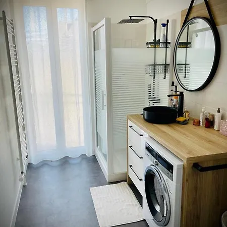 Mana: Chic Downtown With Private Fitness Apartment *